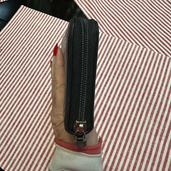 Chanel Camillia calfskin zip wallet. - Picture 5 of 12